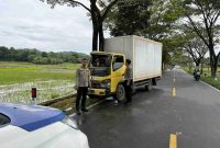 Petugas Satlantas Polres Kerinci memeriksa truk yang menabrak pohon di Desa Sanggaran Agung, Kamis (23/10/2025) pagi.