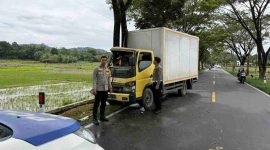 Petugas Satlantas Polres Kerinci memeriksa truk yang menabrak pohon di Desa Sanggaran Agung, Kamis (23/10/2025) pagi.
