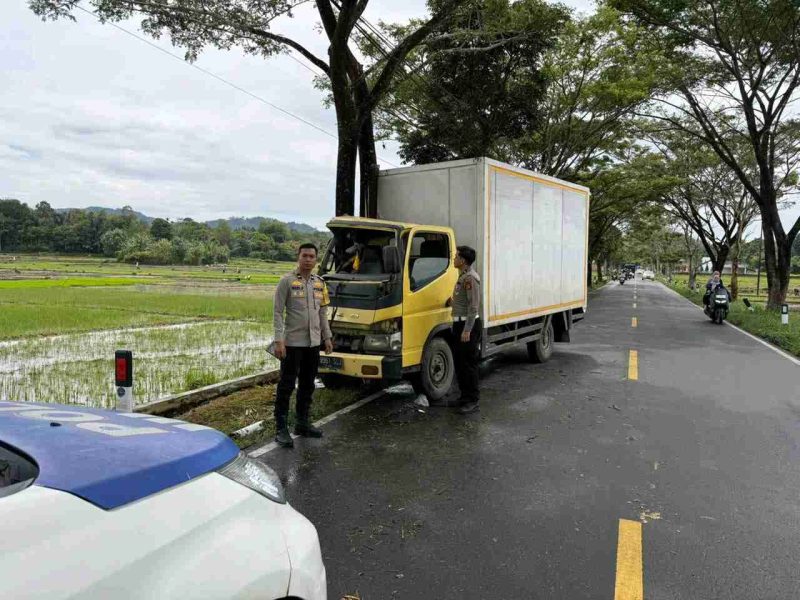 Petugas Satlantas Polres Kerinci memeriksa truk yang menabrak pohon di Desa Sanggaran Agung, Kamis (23/10/2025) pagi.