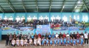 Sekda Alpian membuka Popkot 2025 di GOR Kemenangan bersama peserta dan panitia olahraga pelajar Sungai Penuh.