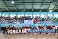 Sekda Alpian bersama peserta dan panitia berfoto bersama usai pembukaan Pekan Olahraga Pelajar Kota (Popkot) Sungai Penuh 2025 di GOR Kemenangan.