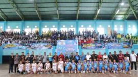 Sekda Alpian bersama peserta dan panitia berfoto bersama usai pembukaan Pekan Olahraga Pelajar Kota (Popkot) Sungai Penuh 2025 di GOR Kemenangan.