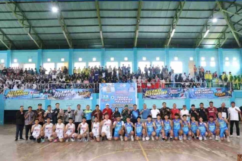 Sekda Alpian bersama peserta dan panitia berfoto bersama usai pembukaan Pekan Olahraga Pelajar Kota (Popkot) Sungai Penuh 2025 di GOR Kemenangan.