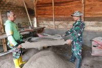 Satgas TMMD Kodim 0417/Kerinci dan warga mengayak pasir untuk tahap pemlesteran rumah warga.