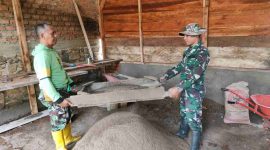 Satgas TMMD Kodim 0417/Kerinci dan warga mengayak pasir untuk tahap pemlesteran rumah warga.