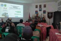 Satgas TMMD ke-126 Kodim 0417/Kerinci bersama DLH Kota Sungai Penuh memberikan penyuluhan tentang pengelolaan sampah kepada masyarakat desa.