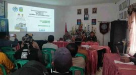 Satgas TMMD ke-126 Kodim 0417/Kerinci bersama DLH Kota Sungai Penuh memberikan penyuluhan tentang pengelolaan sampah kepada masyarakat desa.