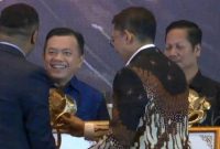 Al Haris menerima penghargaan dari Kemenbud (Foto: Istimewa/Pemprov Jambi)