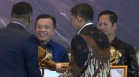 Al Haris menerima penghargaan dari Kemenbud (Foto: Istimewa/Pemprov Jambi)