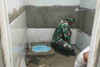 Satgas TMMD ke-126 Kodim 0417/Kerinci plester MCK di Desa Sungai Jernih.