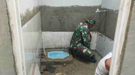 Satgas TMMD ke-126 Kodim 0417/Kerinci plester MCK di Desa Sungai Jernih.