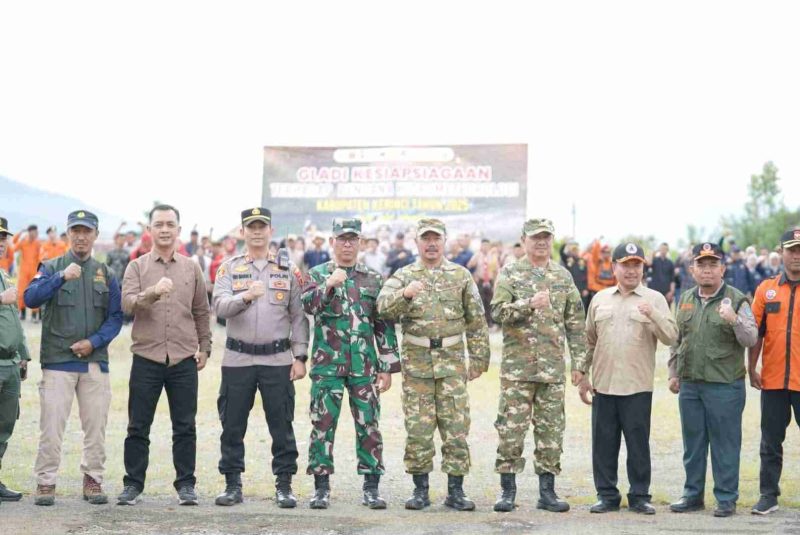 Bupati Monadi bersama Forkopimda mengikuti Apel Kesiapsiagaan Bencana Hidrometeorologi 2025 yang digelar Pemkab Kerinci di Bukit Tengah, Siulak.
