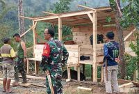 Satgas TMMD Kodim 0417/Kerinci bersama warga mempercepat pembangunan Poskamling di Sungai Penuh.