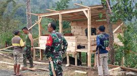 Satgas TMMD Kodim 0417/Kerinci bersama warga mempercepat pembangunan Poskamling di Sungai Penuh.