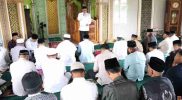 Wali Kota Sungai Penuh Alfin menyerahkan sumbangan Jumat Berkah dan bersilaturahmi dengan warga di Masjid Baitul Jalal.