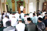 Wali Kota Alfin jalin silaturahmi dan menyerahkan sumbangan Jumat Berkah di Masjid Baitul Jalal.