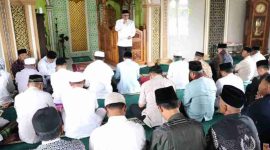 Wali Kota Alfin jalin silaturahmi dan menyerahkan sumbangan Jumat Berkah di Masjid Baitul Jalal.