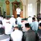 Wali Kota Alfin jalin silaturahmi dan menyerahkan sumbangan Jumat Berkah di Masjid Baitul Jalal.
