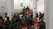 Satgas TMMD 126 Kodim 0417 Kerinci melaksanakan Sholat Jumat bersama masyarakat di Masjid Baitunnur.
