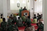Satgas TMMD 126 Kodim 0417 Sholat Jumat bersama warga.