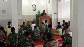 Satgas TMMD 126 Kodim 0417 Sholat Jumat bersama warga.