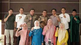 Kepala Dinas Kesehatan Kabupaten Kerinci, Hermendizal, bersama lima Kepala Puskesmas yang baru dilantik dan jajaran pejabat Dinkes Kerinci usai prosesi pelantikan, Jumat (24/10/2025).