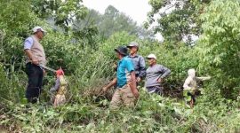 Wako Alfin memimpin gotong royong bersama masyarakat di kawasan Eks Terminal Kumun Debai.

