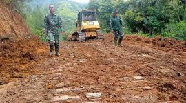 Satgas TMMD ke-126 Kodim 0417/Kerinci membuka jalan baru di Desa Sungai Jernih.