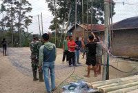 Anggota Satgas TMMD ke-126 Kodim 0417/Kerinci memasang jaring pembatas lapangan voli di Desa Sungai Jernih, Kecamatan Pondok Tinggi, Kota Sungai Penuh, Sabtu (25/10/2025).

