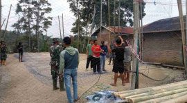 Anggota Satgas TMMD ke-126 Kodim 0417/Kerinci memasang jaring pembatas lapangan voli di Desa Sungai Jernih, Kecamatan Pondok Tinggi, Kota Sungai Penuh, Sabtu (25/10/2025).

