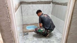 Koptu Edward dari Satgas TMMD ke-126 Kodim 0417/Kerinci memasang keramik pada fasilitas MCK di Desa Sungai Jernih, Kota Sungai Penuh.