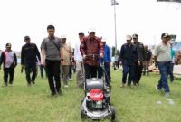 Walikota Sungai Penuh Alfin, SH, bersama jajaran pemerintah dan pegawai bergotong royong membersihkan area Stadion Pancasila, Tanah Kampung, Sabtu (25/10).
