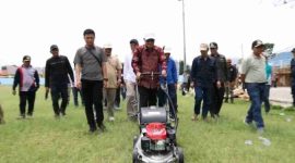Walikota Sungai Penuh Alfin, SH, bersama jajaran pemerintah dan pegawai bergotong royong membersihkan area Stadion Pancasila, Tanah Kampung, Sabtu (25/10).
