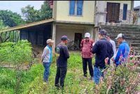 Wali Kota Sungai Penuh Alfin, SH bersama Wakil Wali Kota Azhar Hamzar dan Sekda Alfian meninjau lokasi tembok penahan tebing yang patah di Desa Koto Baru, Kecamatan Tanah Kampung, Sabtu (25/10).
