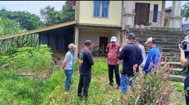 Wali Kota Sungai Penuh Alfin, SH bersama Wakil Wali Kota Azhar Hamzar dan Sekda Alfian meninjau lokasi tembok penahan tebing yang patah di Desa Koto Baru, Kecamatan Tanah Kampung, Sabtu (25/10).
