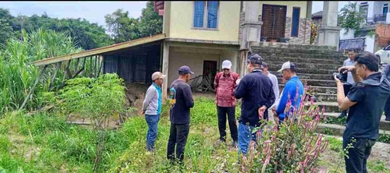 Wali Kota Sungai Penuh Alfin, SH bersama Wakil Wali Kota Azhar Hamzar dan Sekda Alfian meninjau lokasi tembok penahan tebing yang patah di Desa Koto Baru, Kecamatan Tanah Kampung, Sabtu (25/10).
