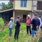 Wali Kota Sungai Penuh Alfin, SH bersama Wakil Wali Kota Azhar Hamzar dan Sekda Alfian meninjau lokasi tembok penahan tebing yang patah di Desa Koto Baru, Kecamatan Tanah Kampung, Sabtu (25/10).
