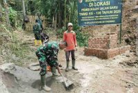 Anggota Satgas TMMD ke-126 Kodim 0417/Kerinci bersama warga Desa Sungai Jernih membangun prasasti di titik nol pembukaan jalan baru sebagai simbol kemanunggalan TNI dan masyarakat.