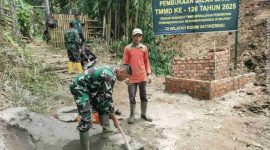 Anggota Satgas TMMD ke-126 Kodim 0417/Kerinci bersama warga Desa Sungai Jernih membangun prasasti di titik nol pembukaan jalan baru sebagai simbol kemanunggalan TNI dan masyarakat.