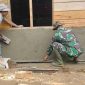 Sertu Gusnitar Jaya bersama anggota Satgas TMMD ke-126 Kodim 0417/Kerinci bergotong royong memplester rumah milik Yornel, warga Desa Sungai Jernih.
