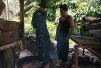 Satgas TMMD ke-126 Kodim Kerinci berbincang dengan warga Sungai Jernih.