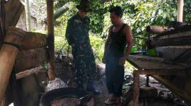 Satgas TMMD ke-126 Kodim Kerinci berbincang dengan warga Sungai Jernih.