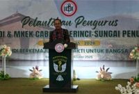 Wakil Bupati Kerinci, Murison, memberikan sambutan saat pelantikan pengurus IDI Cabang Kerinci dan Sungai Penuh di Grand Hotel.