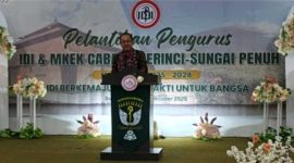 Wakil Bupati Kerinci, Murison, memberikan sambutan saat pelantikan pengurus IDI Cabang Kerinci dan Sungai Penuh di Grand Hotel.