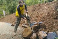 TNI meratakan batu untuk membangun fasilitas TMMD 126.
