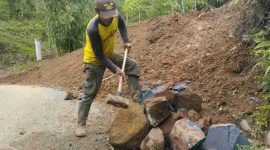 TNI meratakan batu untuk membangun fasilitas TMMD 126.
