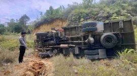 Mitsubishi Canter terbalik di Simpang 4 Tugu PKK, Kerinci.( Foto Humas Polres Kerinci 