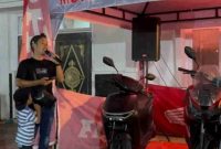 Regi Idarto dari Dealer Honda MKM memperkenalkan motor terbaru Honda kepada pengunjung dalam ajang Juara Fast di Kota Sungai Penuh.
