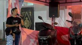 Regi Idarto dari Dealer Honda MKM memperkenalkan motor terbaru Honda kepada pengunjung dalam ajang Juara Fast di Kota Sungai Penuh.
