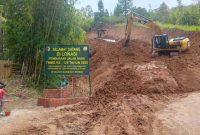 Alat berat dan anggota Satgas TMMD ke-126 Kodim 0417/Kerinci bersama warga bekerja membuka jalan baru di Desa Sungai Jernih, Sungai Penuh, Senin (27/10/2025).